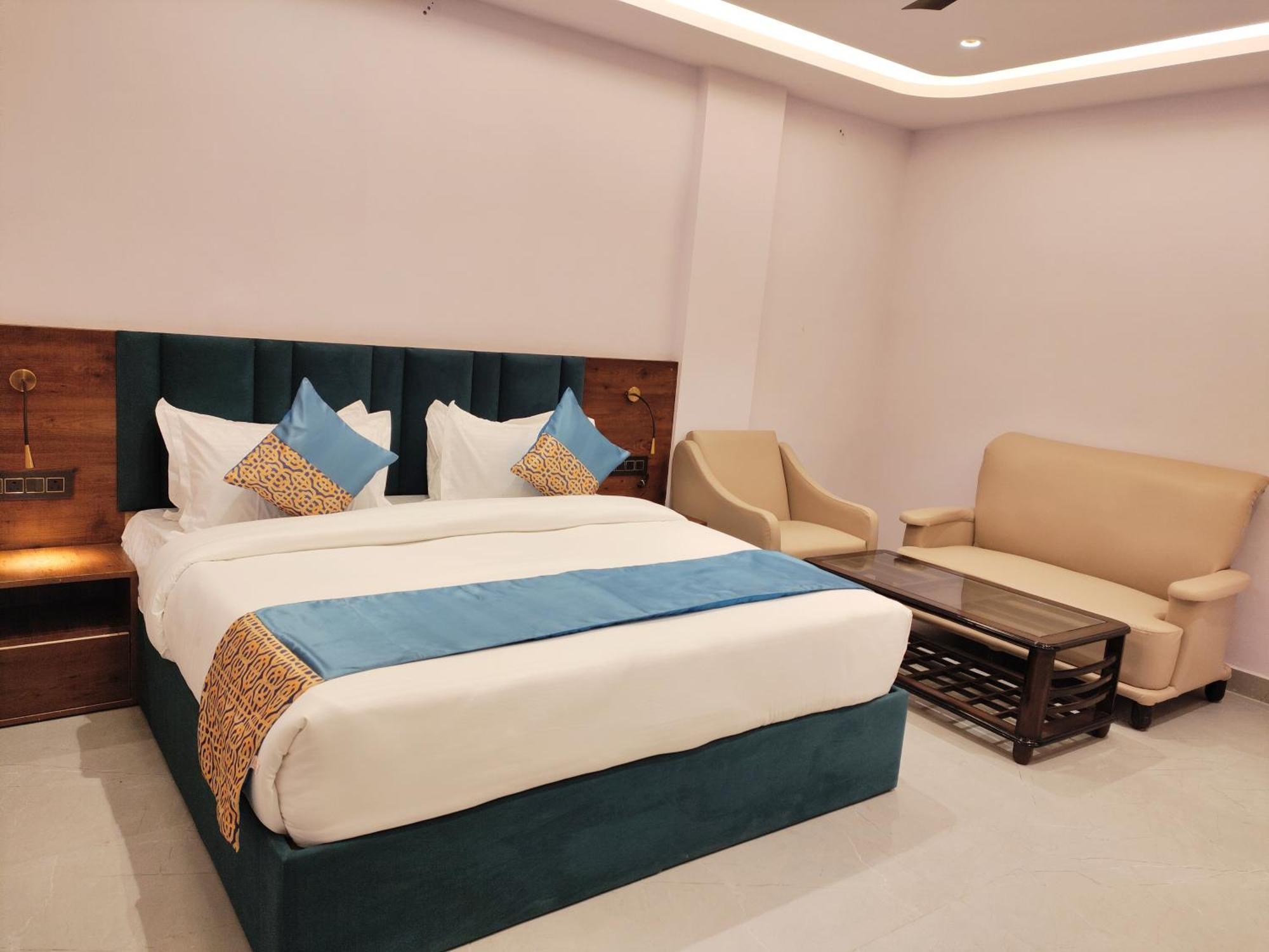 Emerald Suites Grander Noida Exterior foto