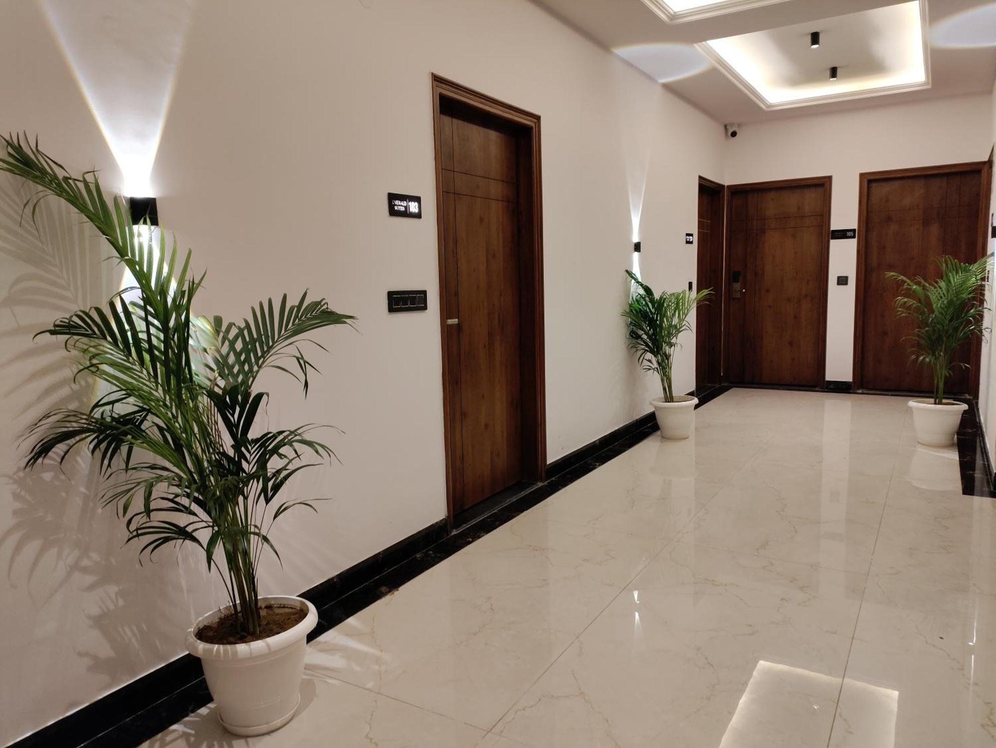 Emerald Suites Grander Noida Exterior foto