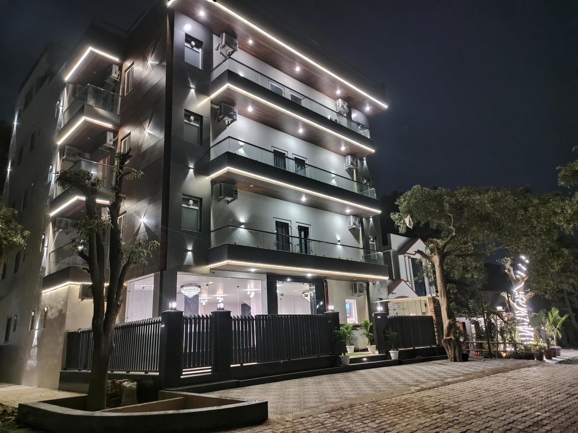 Emerald Suites Grander Noida Exterior foto