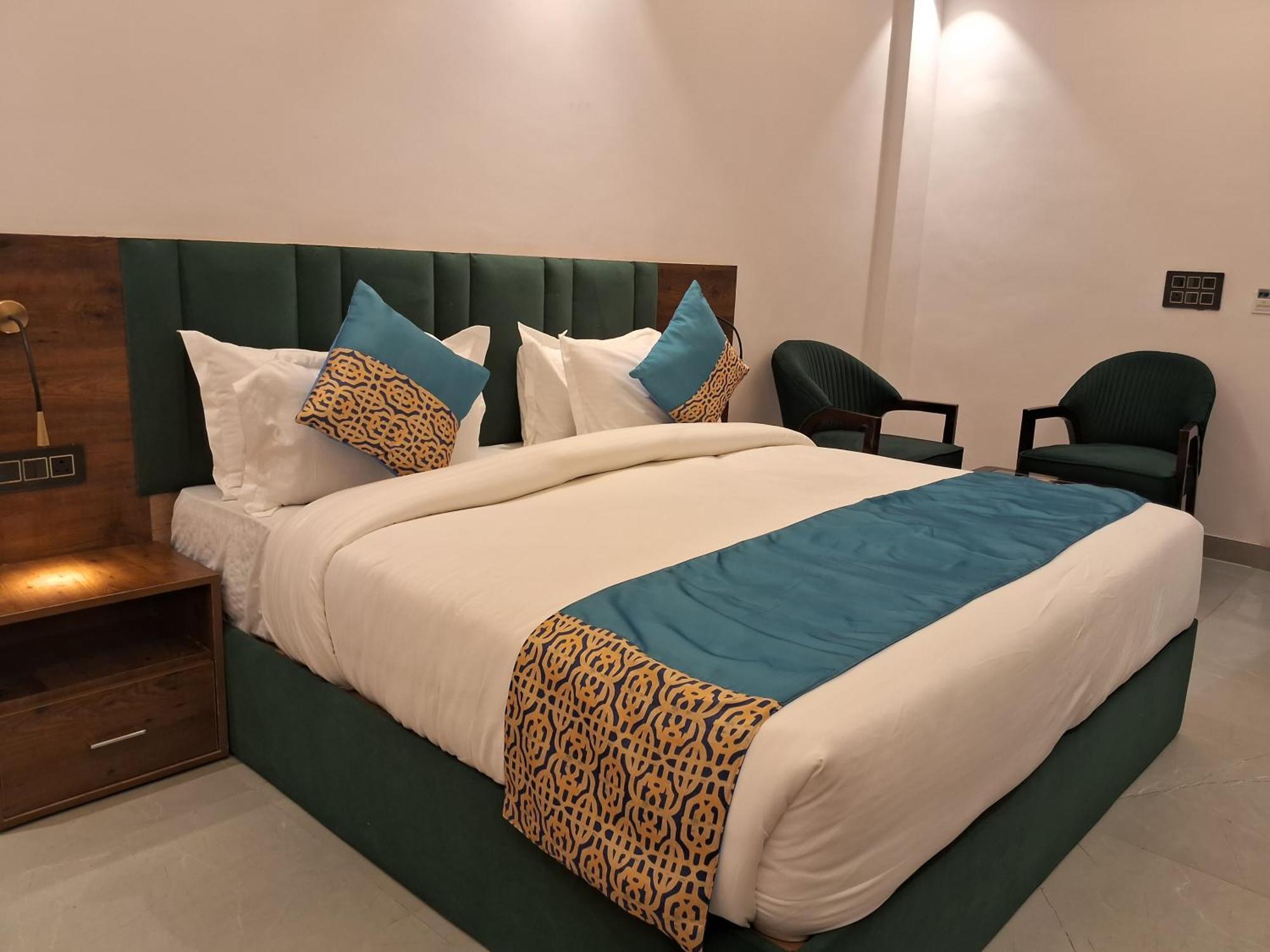 Emerald Suites Grander Noida Quarto foto