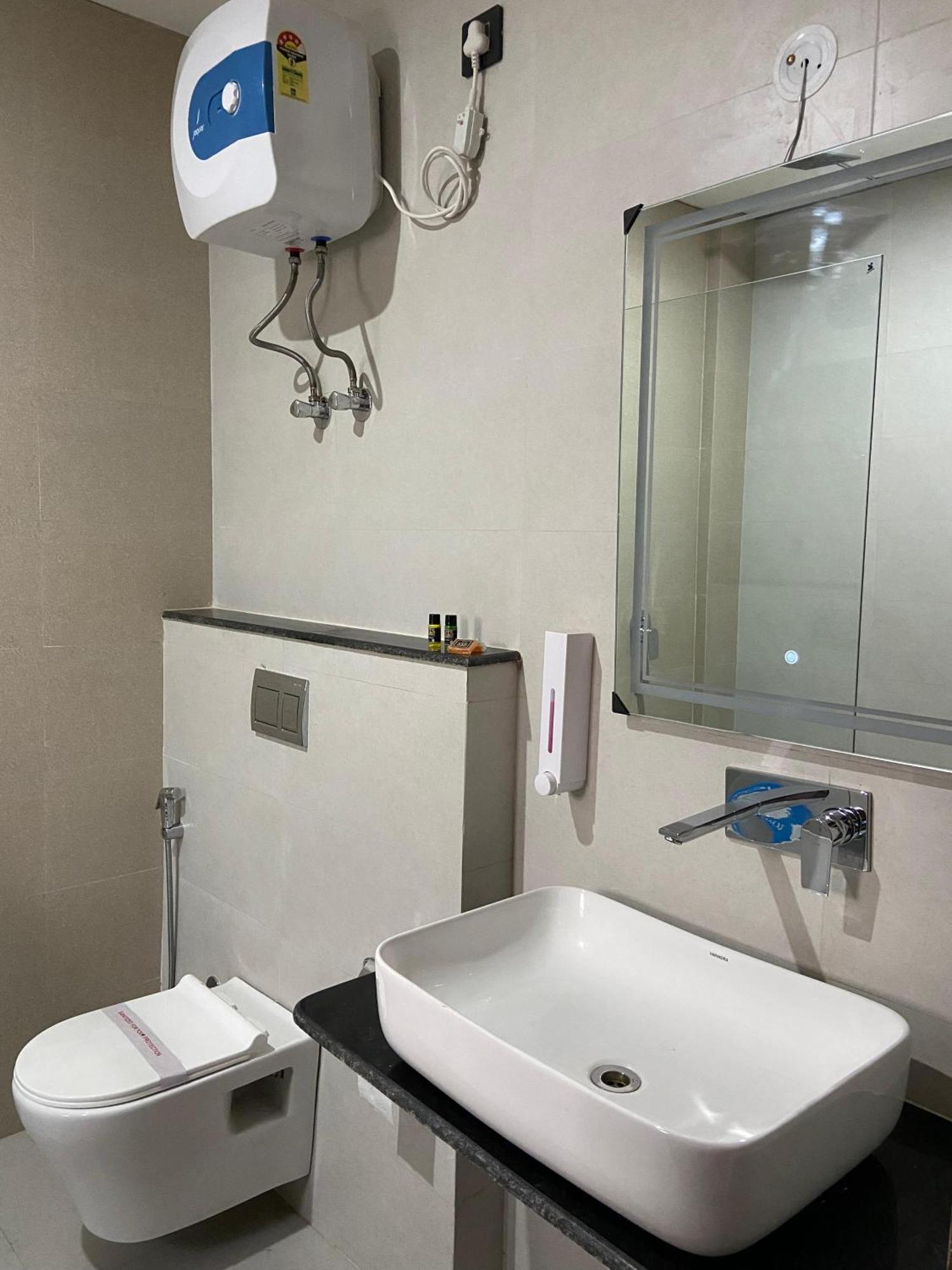 Emerald Suites Grander Noida Quarto foto