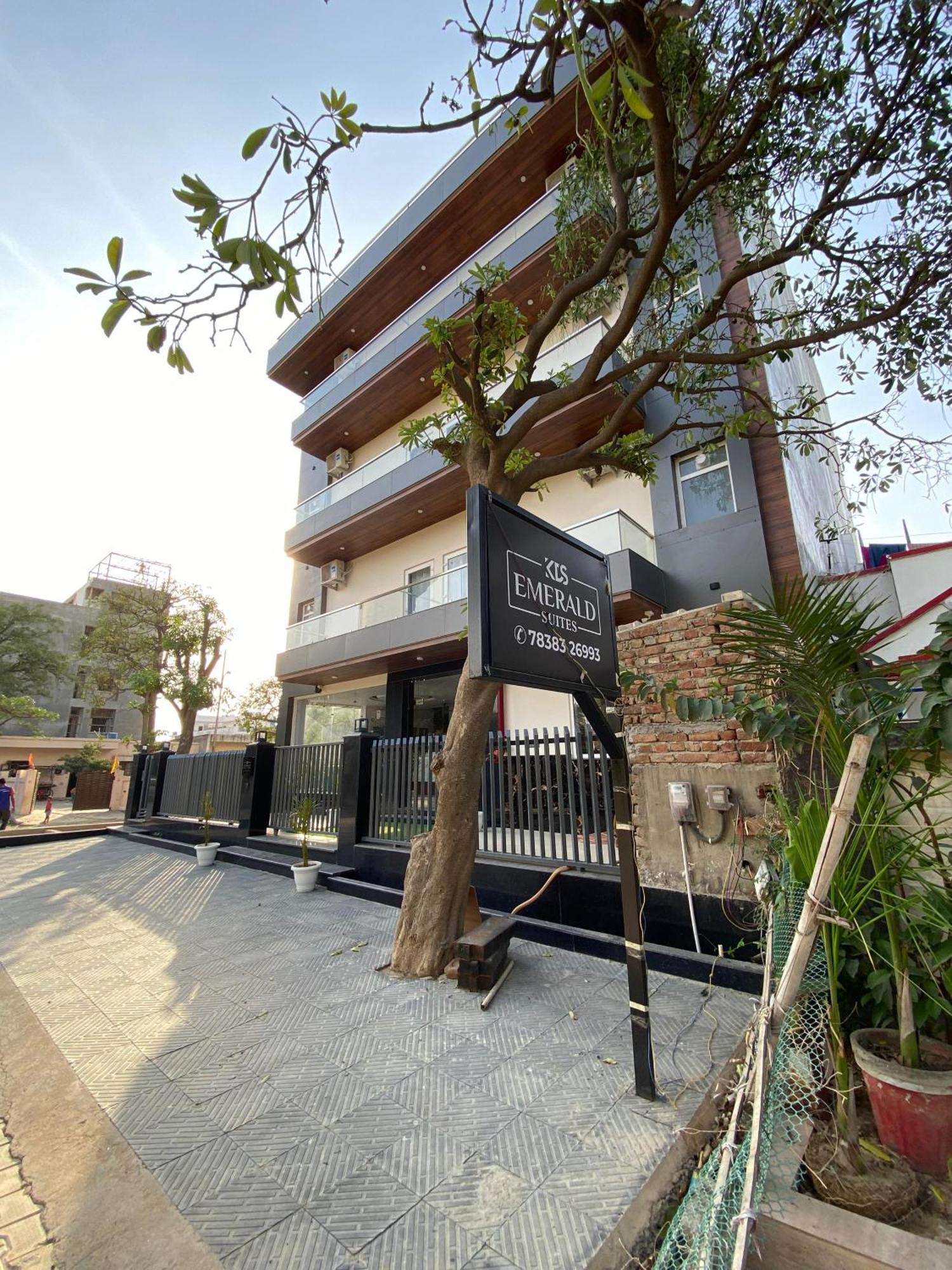 Emerald Suites Grander Noida Exterior foto