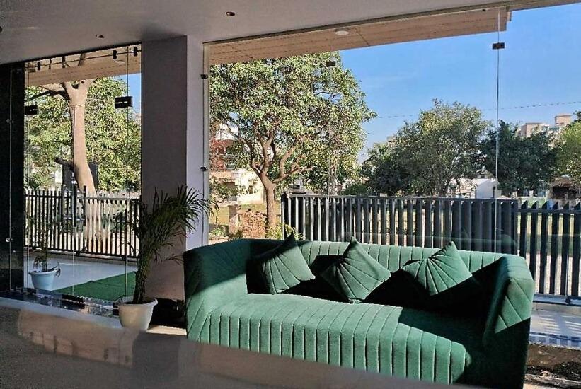 Emerald Suites Grander Noida Exterior foto