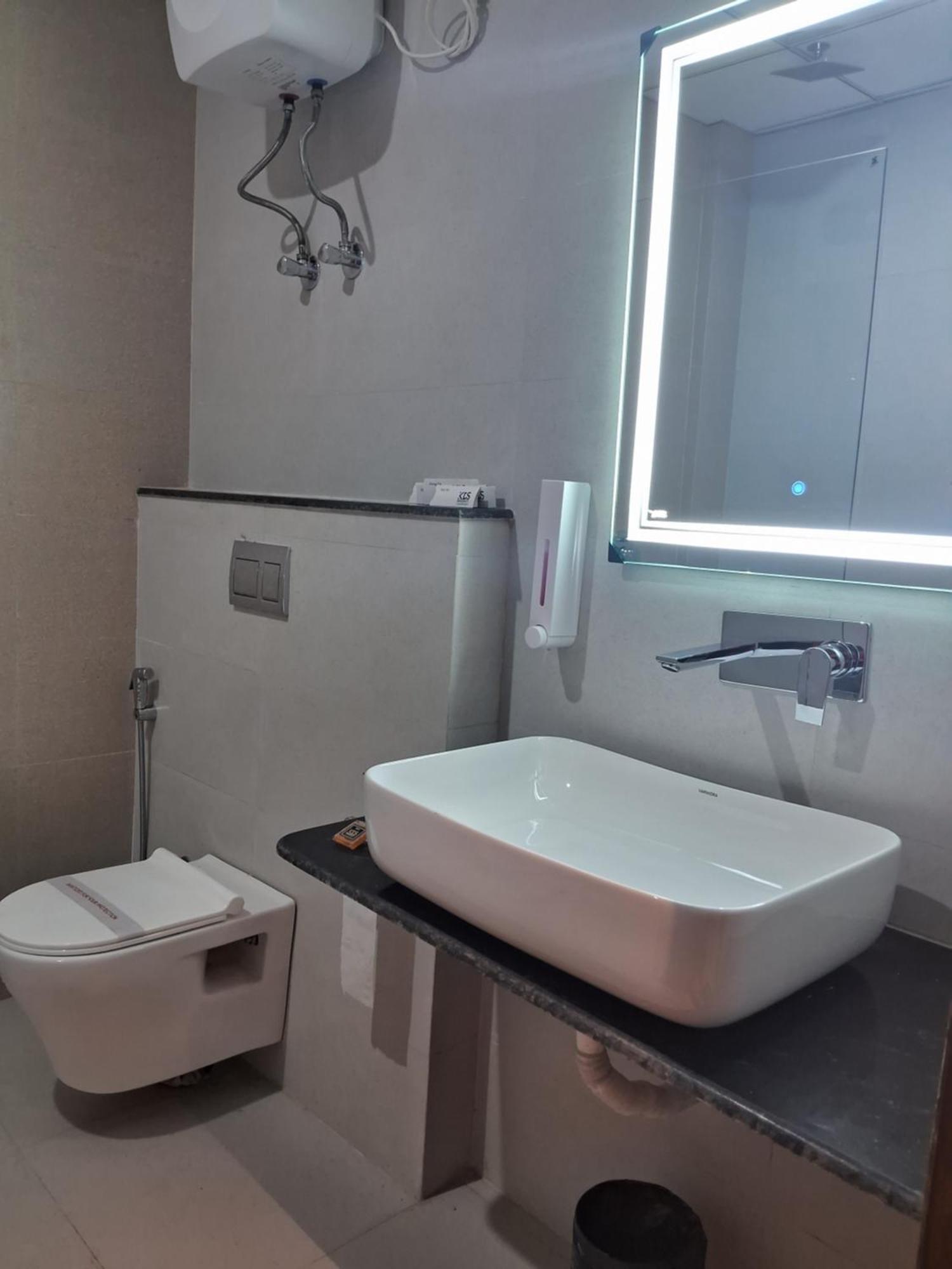 Emerald Suites Grander Noida Quarto foto