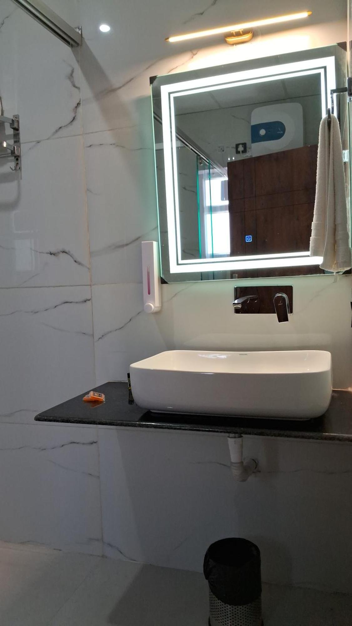 Emerald Suites Grander Noida Quarto foto