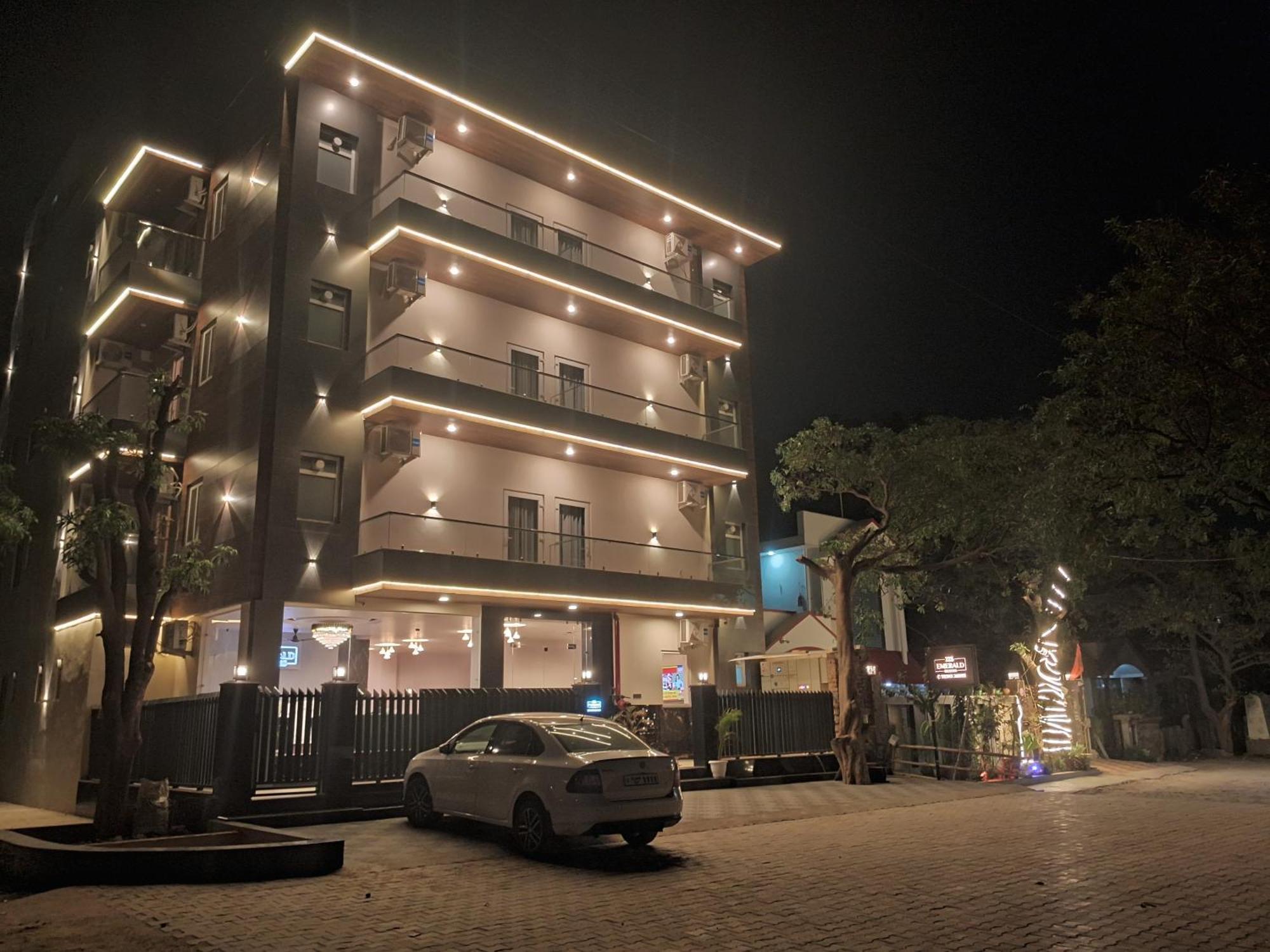 Emerald Suites Grander Noida Exterior foto