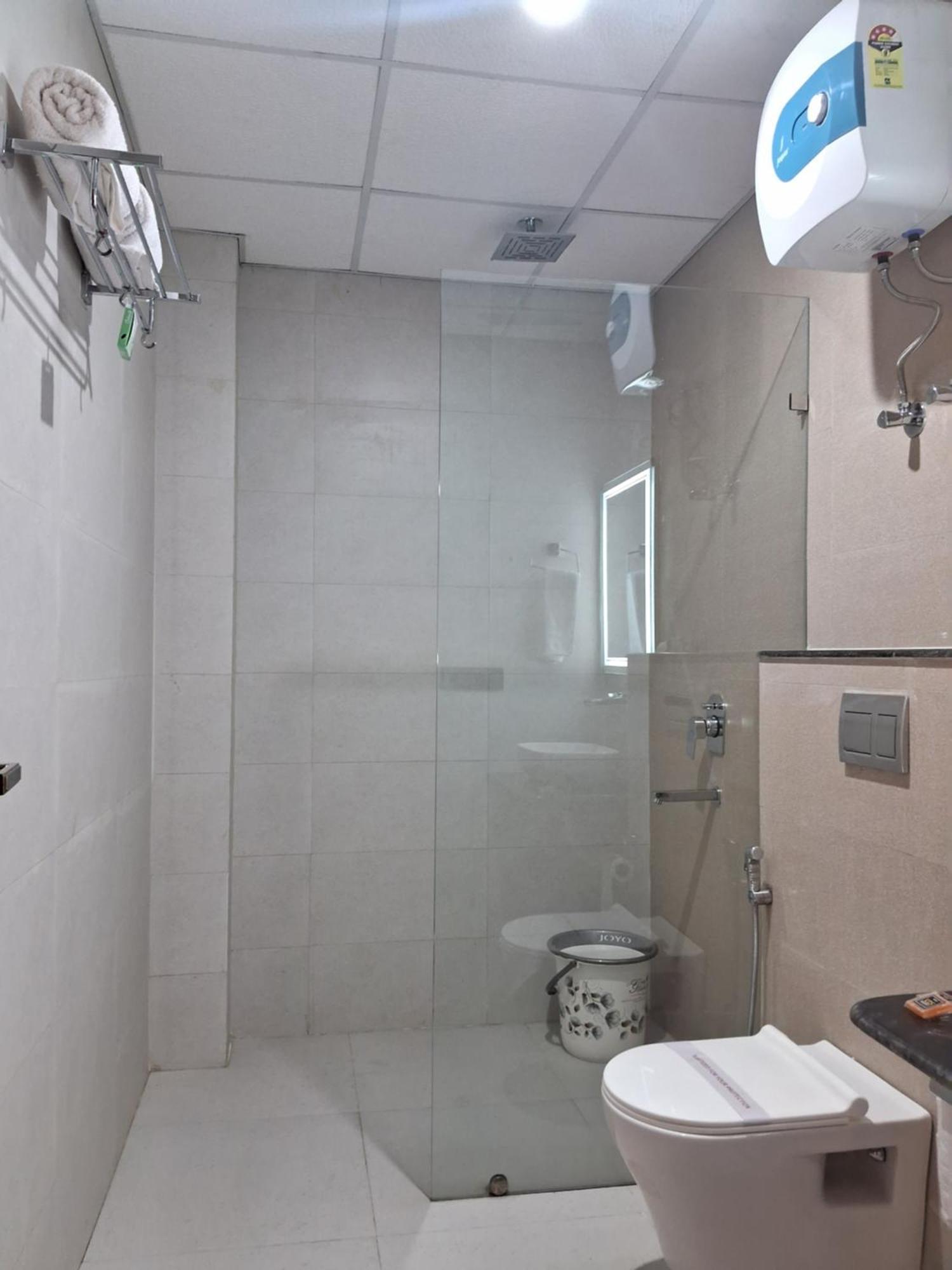 Emerald Suites Grander Noida Quarto foto