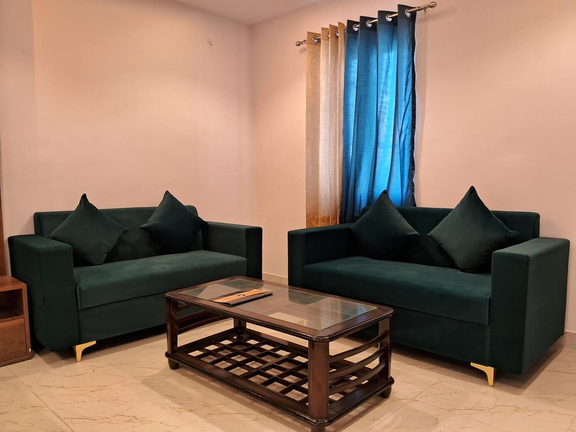 Emerald Suites Grander Noida Quarto foto