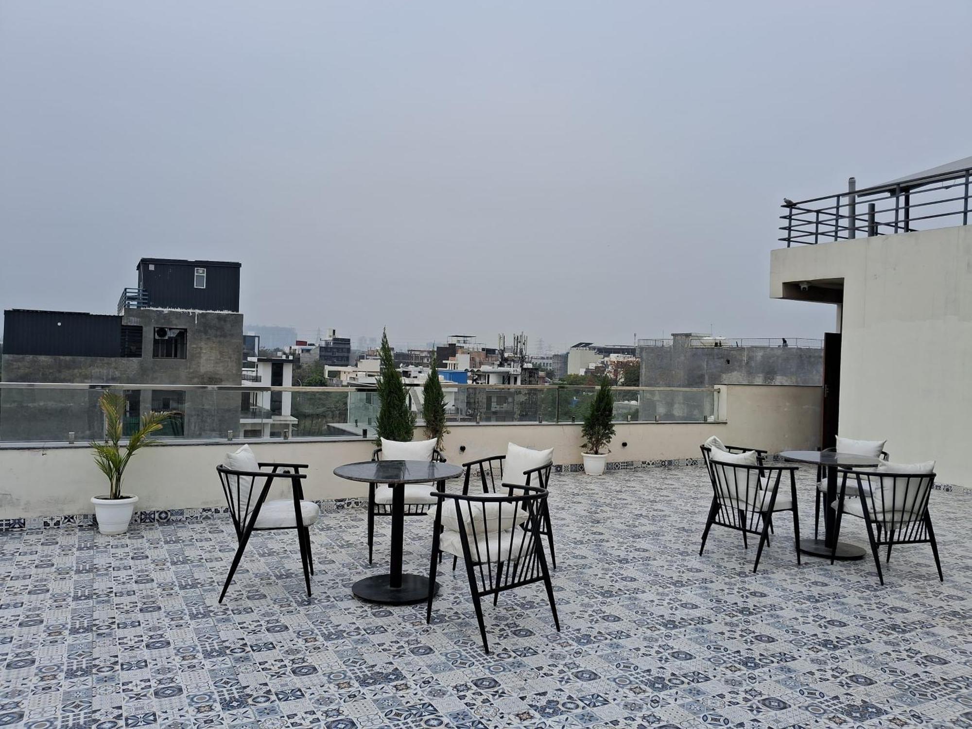 Emerald Suites Grander Noida Exterior foto